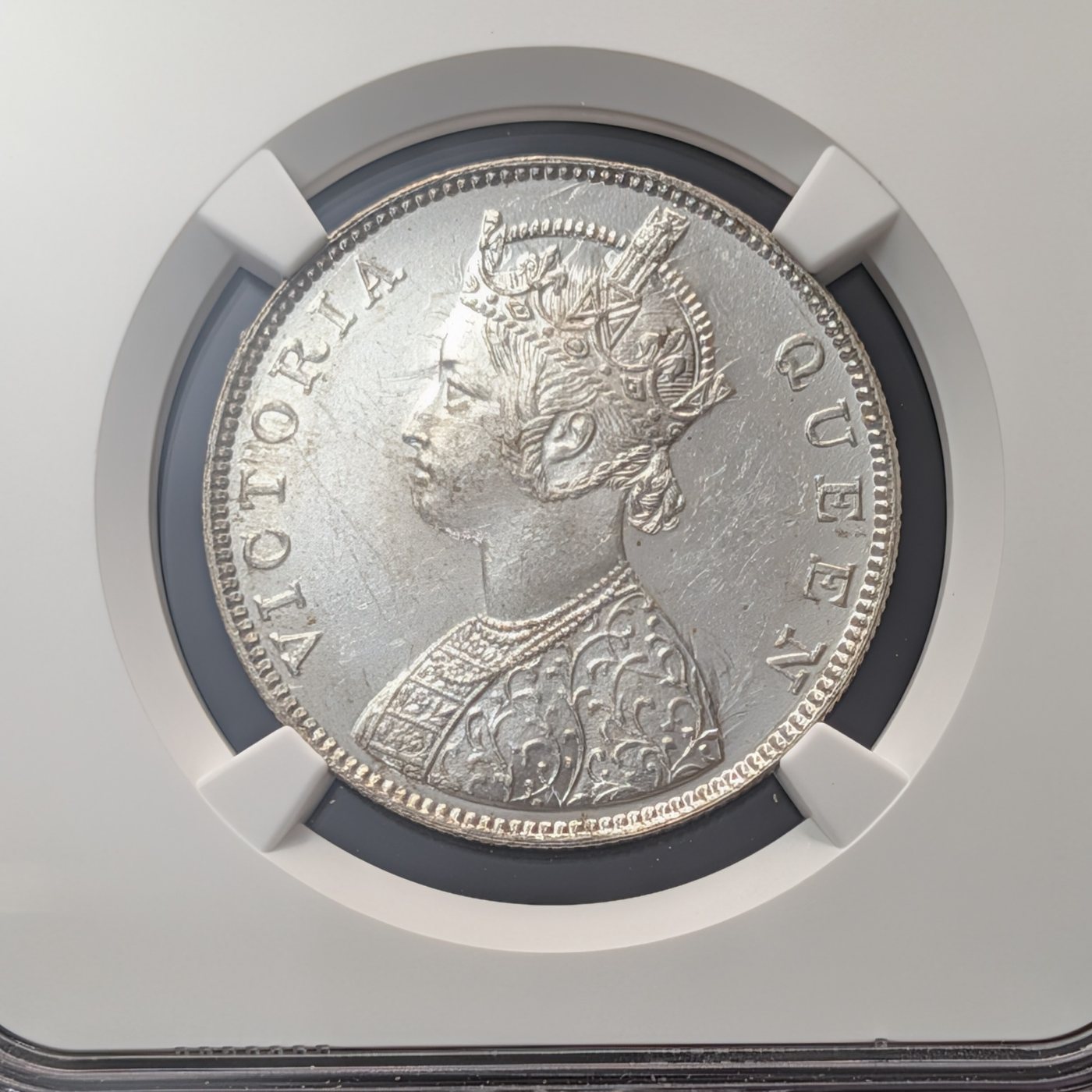 ヴィクトリア女王の肖像が刻まれた1ルピー銀貨